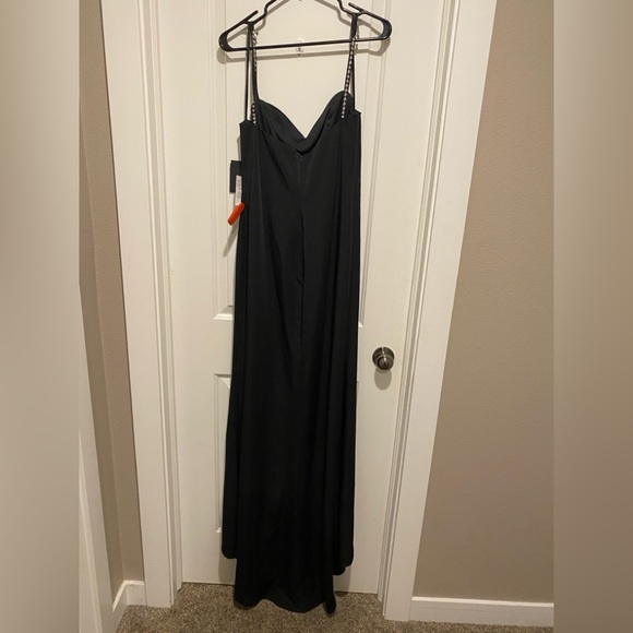 Elegant Black Gown with rhinestone details Mac Duggal 55706 NWT size 8 flaws - Picture 4 of 11